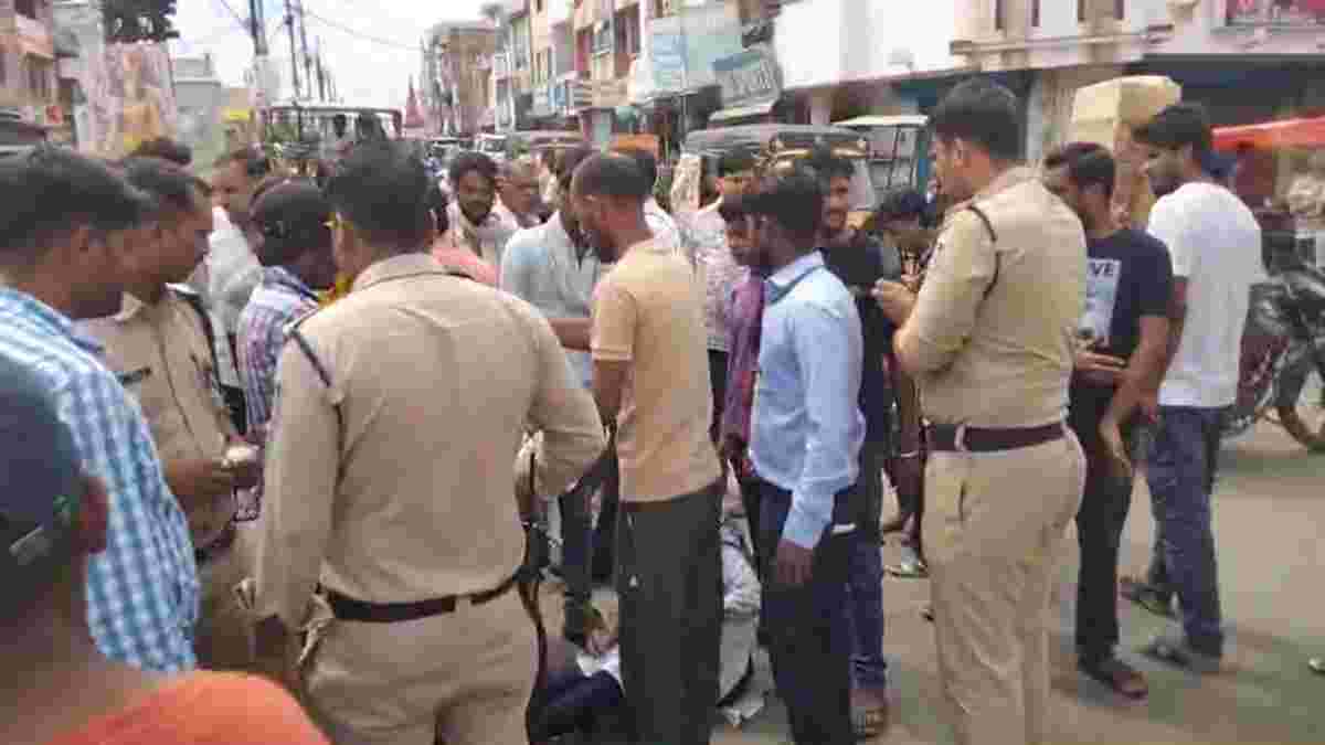 Breaking: महिला ने की पेट्रोल डालकर आत्मदाह की कोशिश, पुलिस जवानों ने बोतल छीनकर अस्पताल पहुंचाया, नकली जेवर लौटाने का आरोप