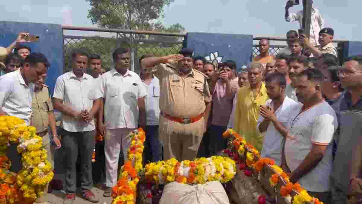 आरक्षक आरती को राजकीय सम्मान के साथ दी विदाई: शिप्रा नदी में कार सहित गिरे थे 3 पुलिसकर्मी