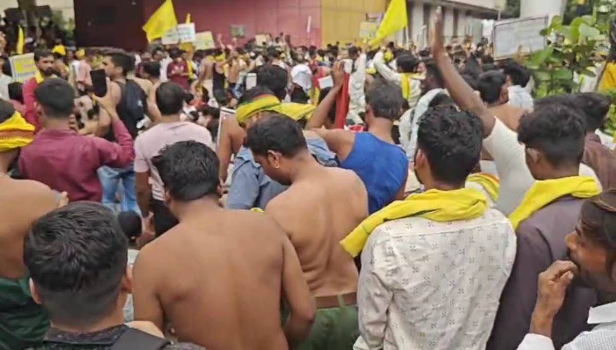 इंदौर चूहा कांड: MY हॉस्पिटल के सामने जयस का अर्धनग्न प्रदर्शन, अधीक्षक और डीन के निलंबन की मांग पर अड़े