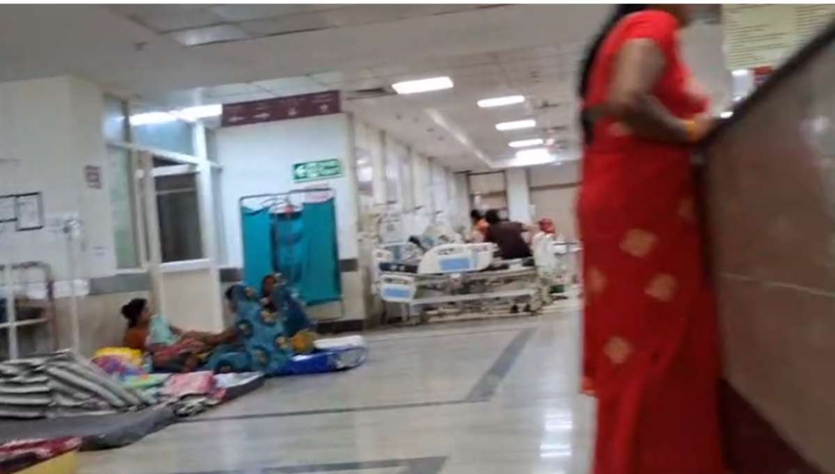 जबलपुर के सबसे बड़े अस्पताल का हाल बेहाल: मरीजों के लिए नहीं है बेड, जमीन पर लिटाकर किया जा रहा इलाज