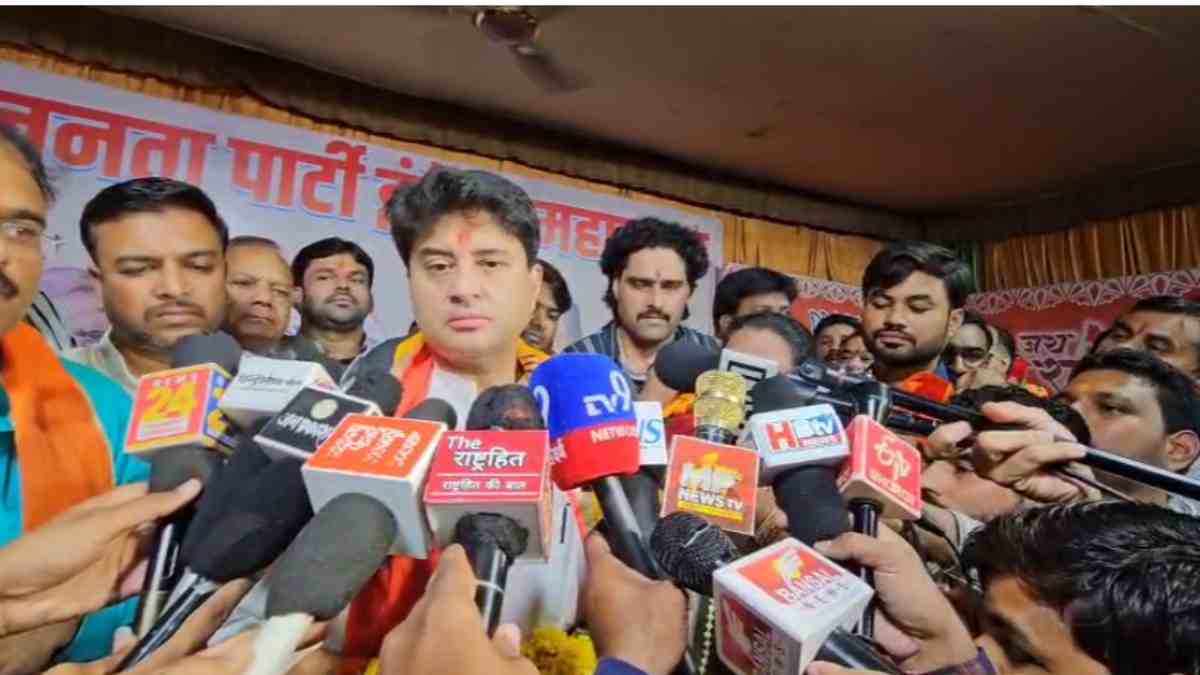 PM मोदी की मां पर विवादित टिप्पणी करने पर भड़के सिंधिया, कांग्रेस को बताया चरित्रहीन दल, जानिए और क्या कहा?