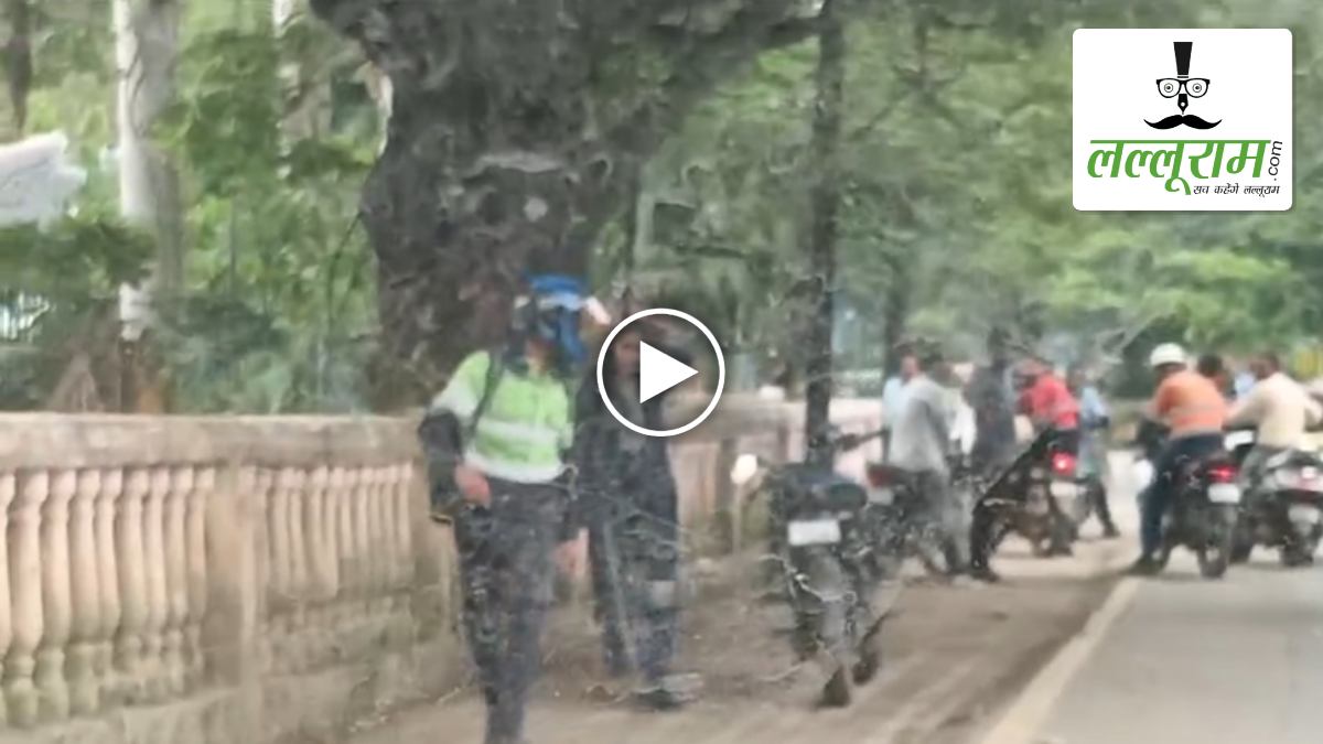 SP ऑफिस के पास हाई वोल्टेज ड्रामा: पति ने पत्नी पर जमकर बरसाए लात-घूंसे, तमाशबीन बन देखते रहे लोग, VIDEO वायरल