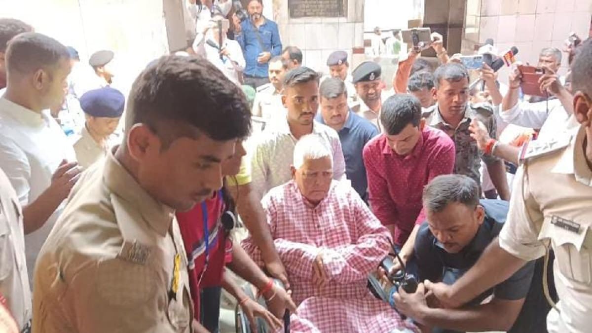 राजद सुप्रीमो लालू यादव पत्नी समेत पूरे परिवार के साथ गयाजी पहुंचे, पितरों को अर्पित करेंगे श्रद्धांजलि, तेजस्वी कार्यकर्ताओं के साथ करेंगे मेला भ्रमण