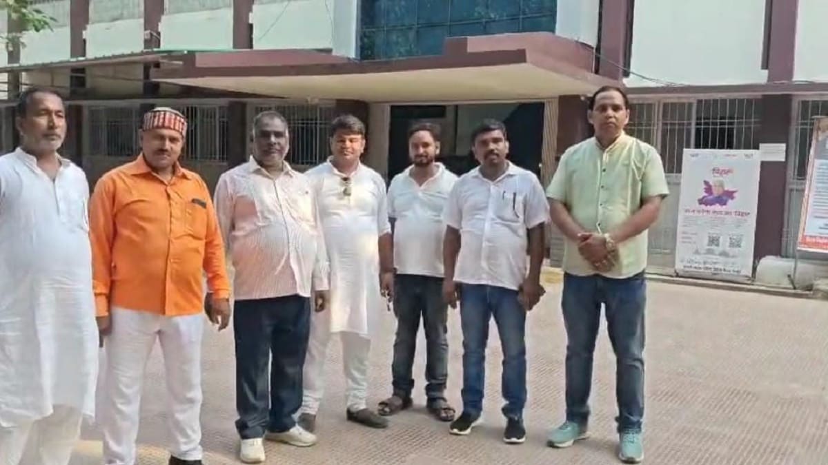 झाझा के मनरेगा पीओ पर भ्रष्टाचार और दुर्व्यवहार के गंभीर आरोप, 16 मुखिया पहुंचे डीएम कार्यालय