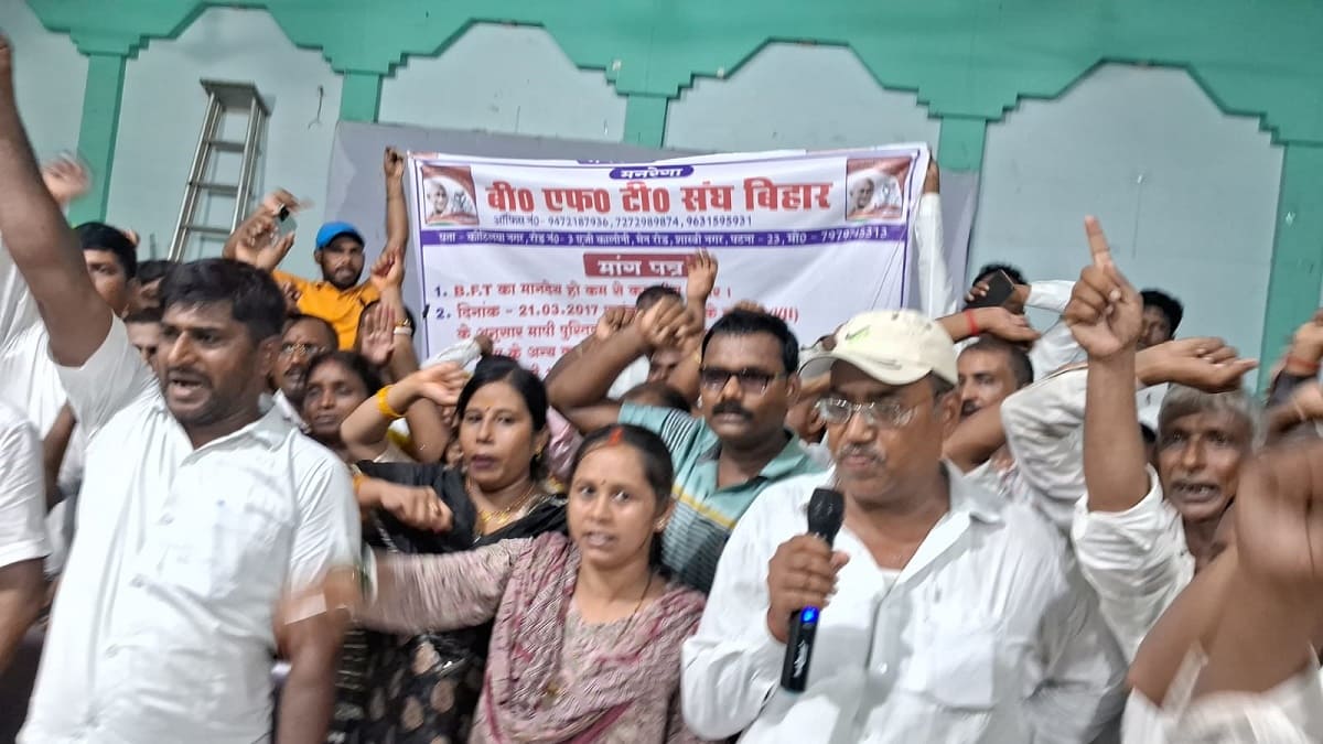 बिहार में कर्मियों ने वेतन वृद्धि की मांग को लेकर बड़ा आंदोलन, पटना में एकजुट हुए मनरेगा टेक्नीशियन
