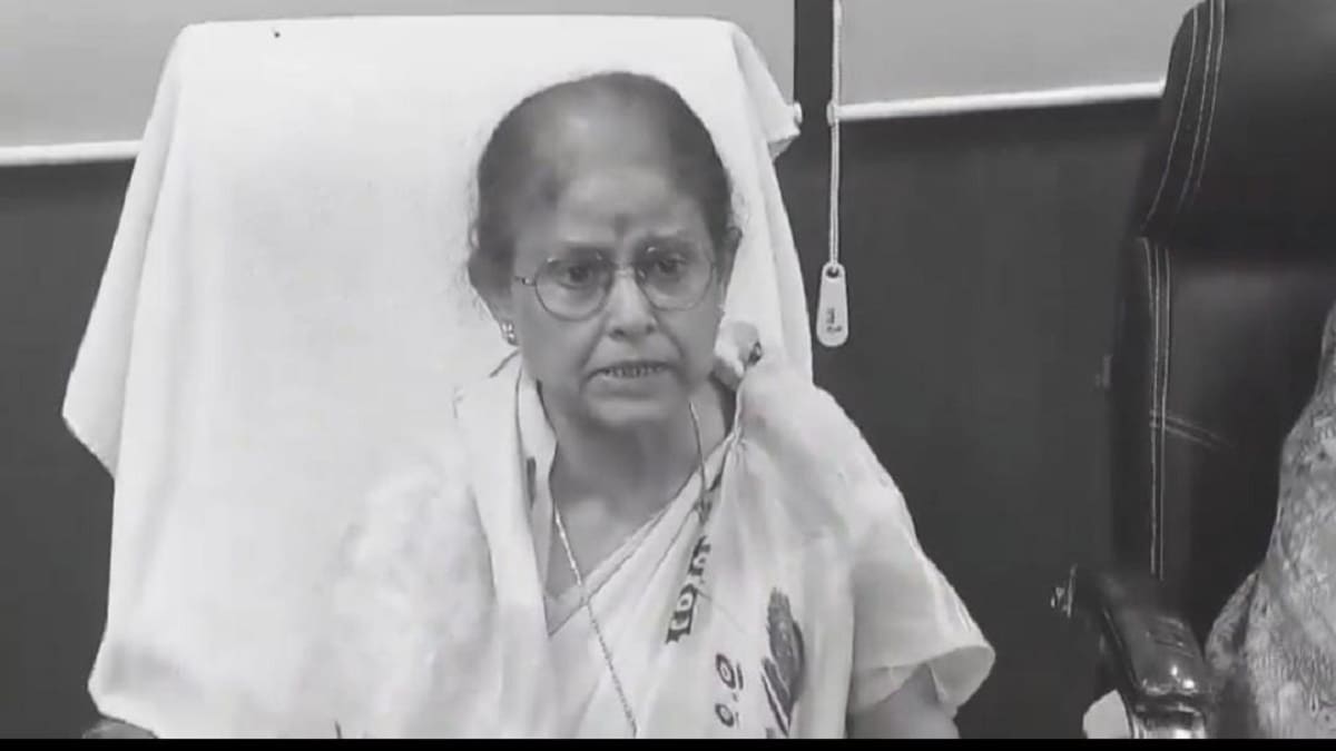 पटना मेयर सीता साहू धरने पर बैठीं, सरकार पर तानाशाही का आरोप, निकाय अधिकारों की कटौती के खिलाफ बगावत
