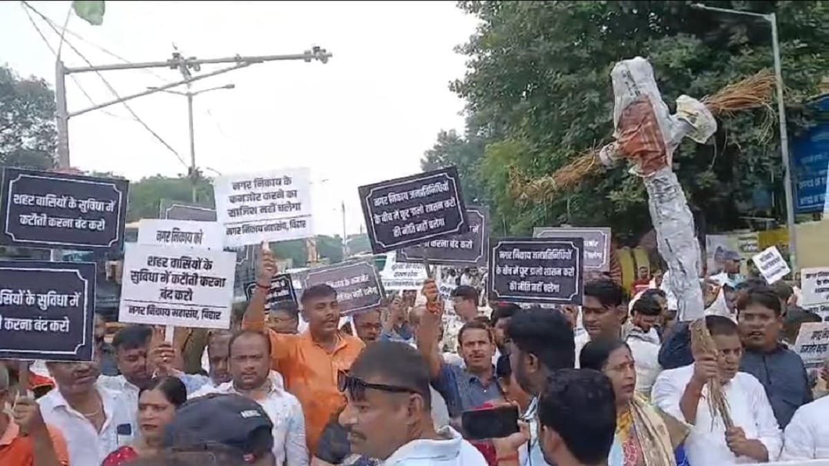 पटना में जनप्रतिनिधियों का बगावती सुर, निकाय अधिकारों की कटौती के खिलाफ मेयर सीता साहू की अगुवाई में बड़ा प्रदर्शन, मंत्री का फूंका पुतला