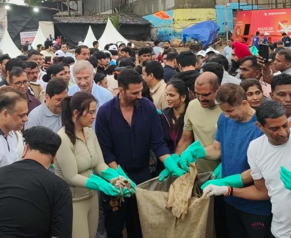 अक्षय कुमार ने जुहू बीच पर गणेश विसर्जन के बाद की सफाई, CM फड़नवीस की पत्नी और बेटी भी रहीं मोजूद ; बोले – “ये सिर्फ सरकार की जिम्मेदारी नहीं..”