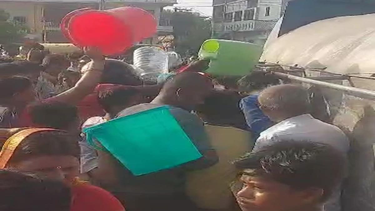 सड़क पर बहने लगी दूध की नदी, बाल्टी भरकर लूट ले गए लोग,जानें पूरा मामला