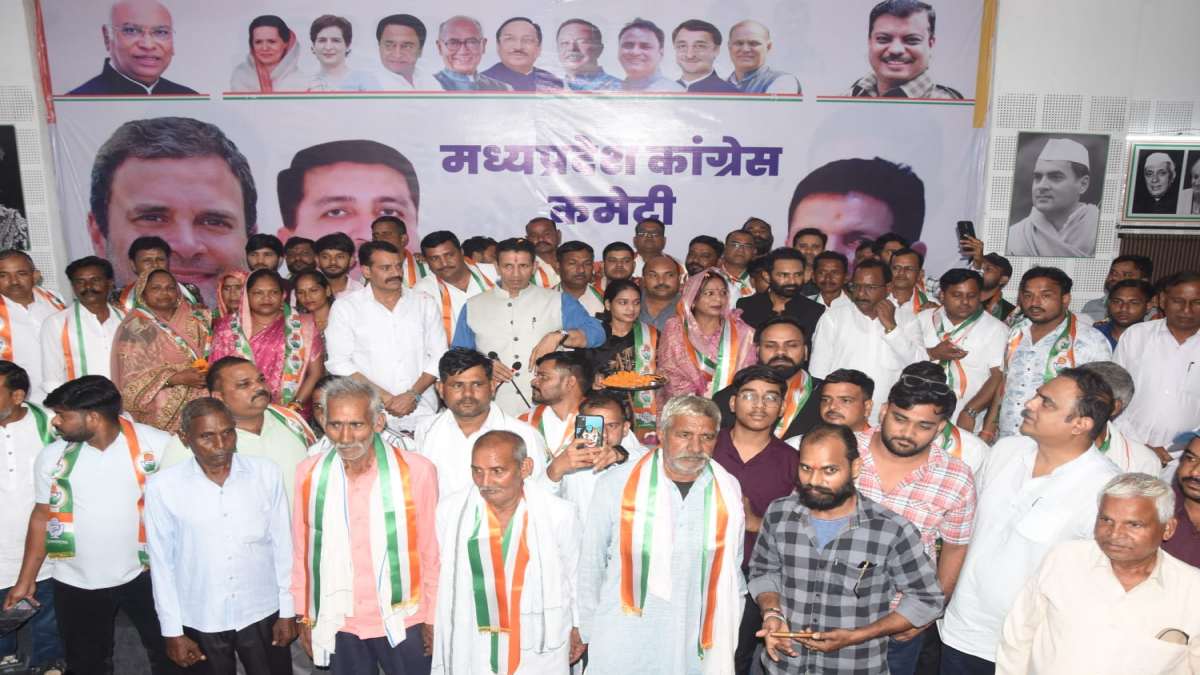 MP में कांग्रेस की सेंधमारी: इस विधानसभा में BJP के कई नेताओं ने थामा ‘हाथ’ का दामन,जीतू पटवारी ने दिलाई सदस्यता