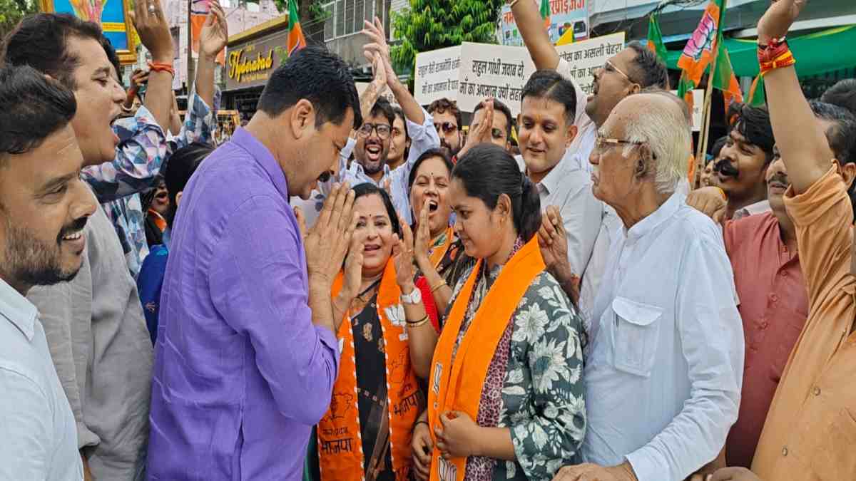 प्रदर्शन के दौरान कांग्रेस पार्षद का ह्रदय परिवर्तन: Congress कार्यालय के बाहर बीजेपी में हुईं शामिल, PM मोदी की मां पर विवादित टिप्पणी से थीं नाराज