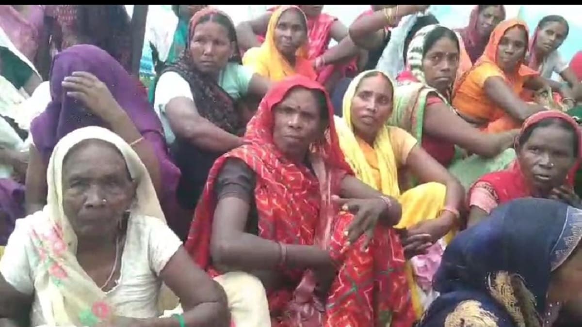 आदिवासियों का अनिश्चितकालीन धरना, सरकार के फैसलों पर उठाए सवाल, कहां मांग नहीं मानी तो दे देंगे जान