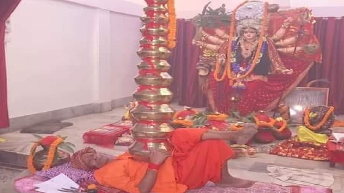 नवरात्र पर बाबा नागेश्वर दास की अनोखी साधना, 29 साल से सीने पर 21 कलश रखकर करते हैं मां दुर्गा की आराधना