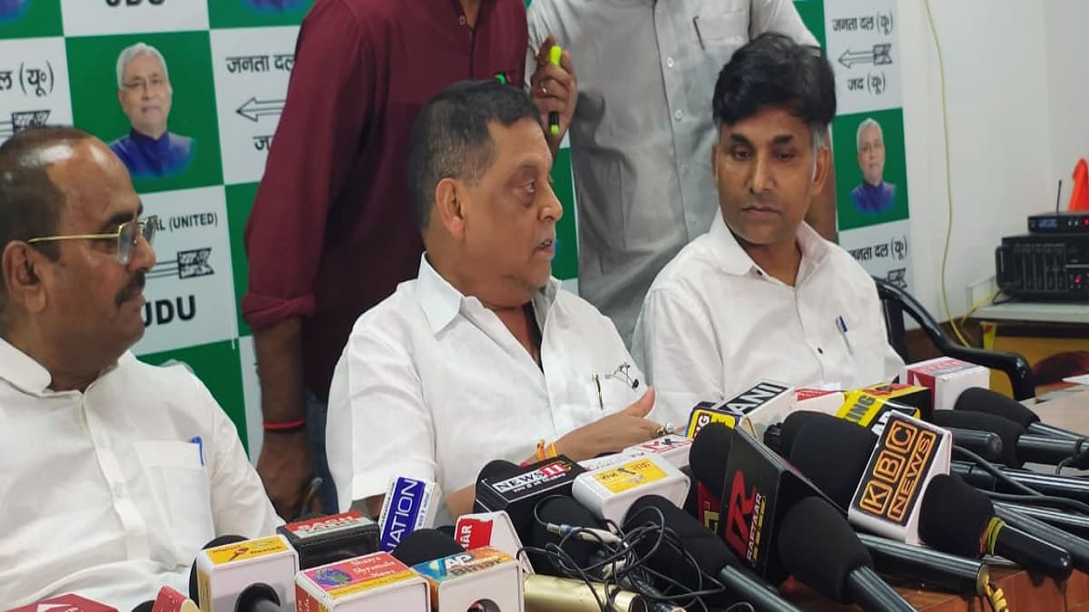 तेजस्वी के जन्म से पहले नीतीश सरकार दे रही रही लोगों को अधिकार, लालू परिवार के वजह से बिहार की जनता को होती है शर्मसार