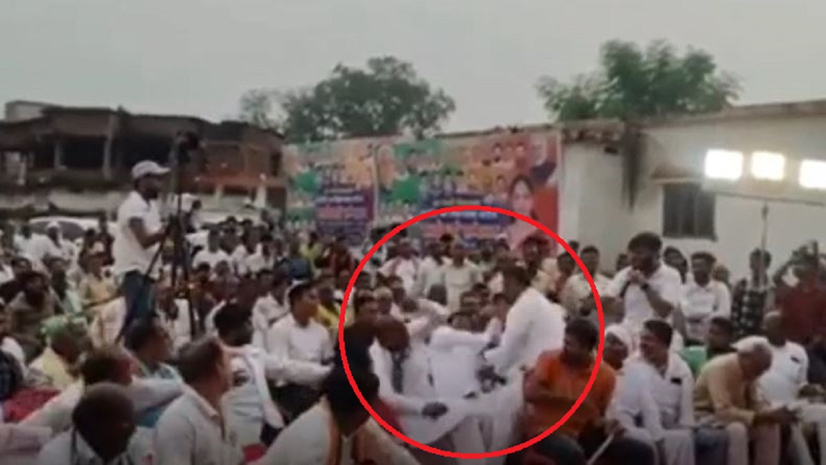 चौपाल में बवाल : RJD नेता ने BJP नेता को जड़ा थप्पड़, वीडियो वायरल