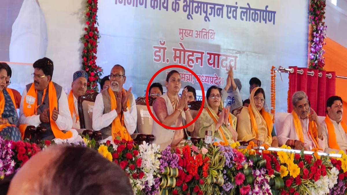 निर्मला सप्रे किसके साथ? मंच पर BJP नेताओं के साथ बैठीं MLA, नहीं पहना पार्टी का गमछा