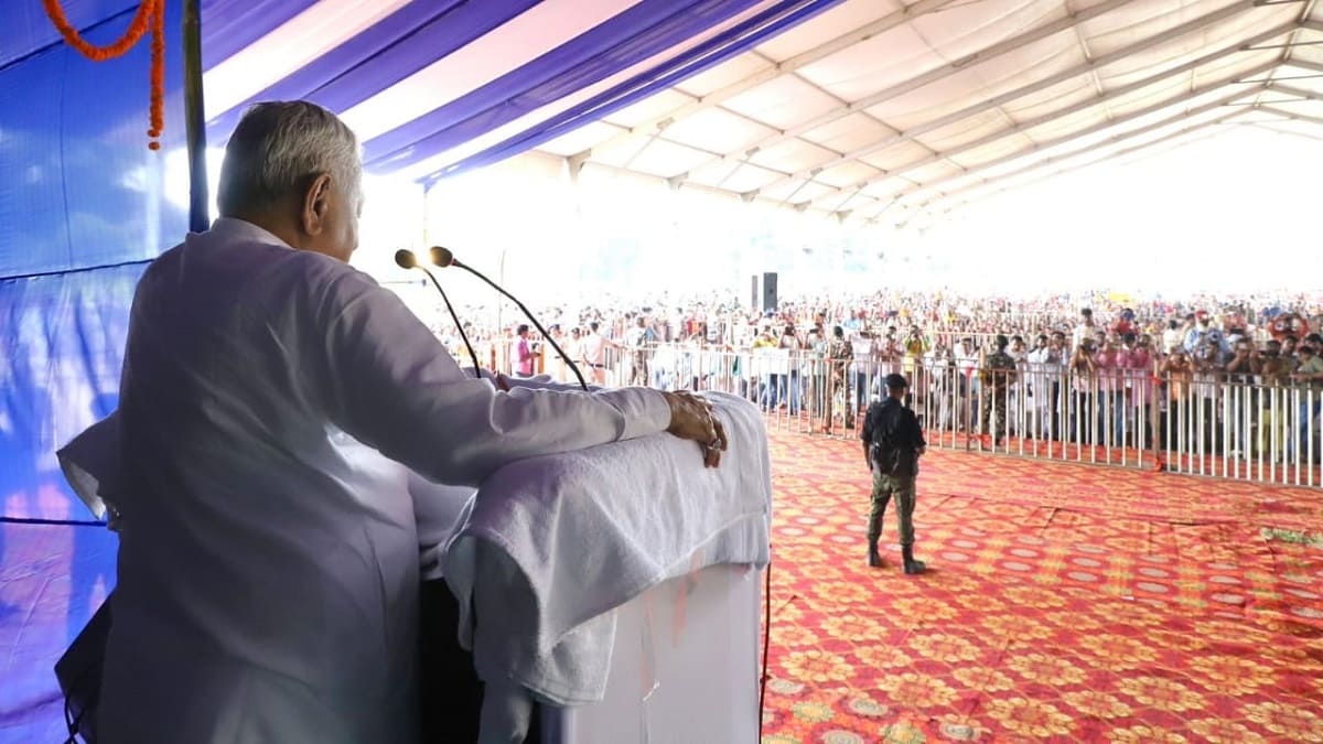 सीएम के कार्यक्रम में मुखिया और महिला सिपाही का मोबाइल ले उड़े उचक्के, सुरक्षा व्यवस्था पर उठे सवाल