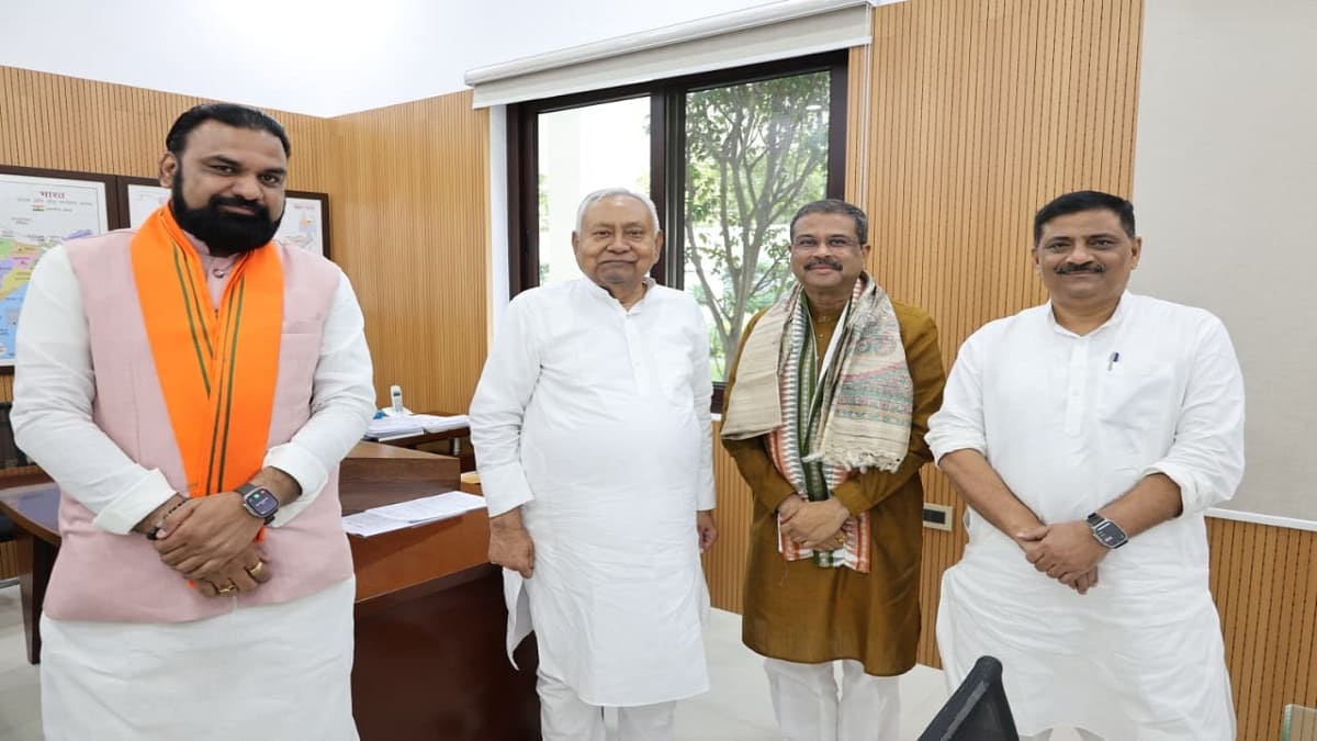 बिहार चुनाव से पहले नीतीश-धर्मेंद्र प्रधान की मुलाकात ने बदले सियासी समीकरण, बंद कमरे में सीट बंटवारे पर हुई अहम चर्चा!