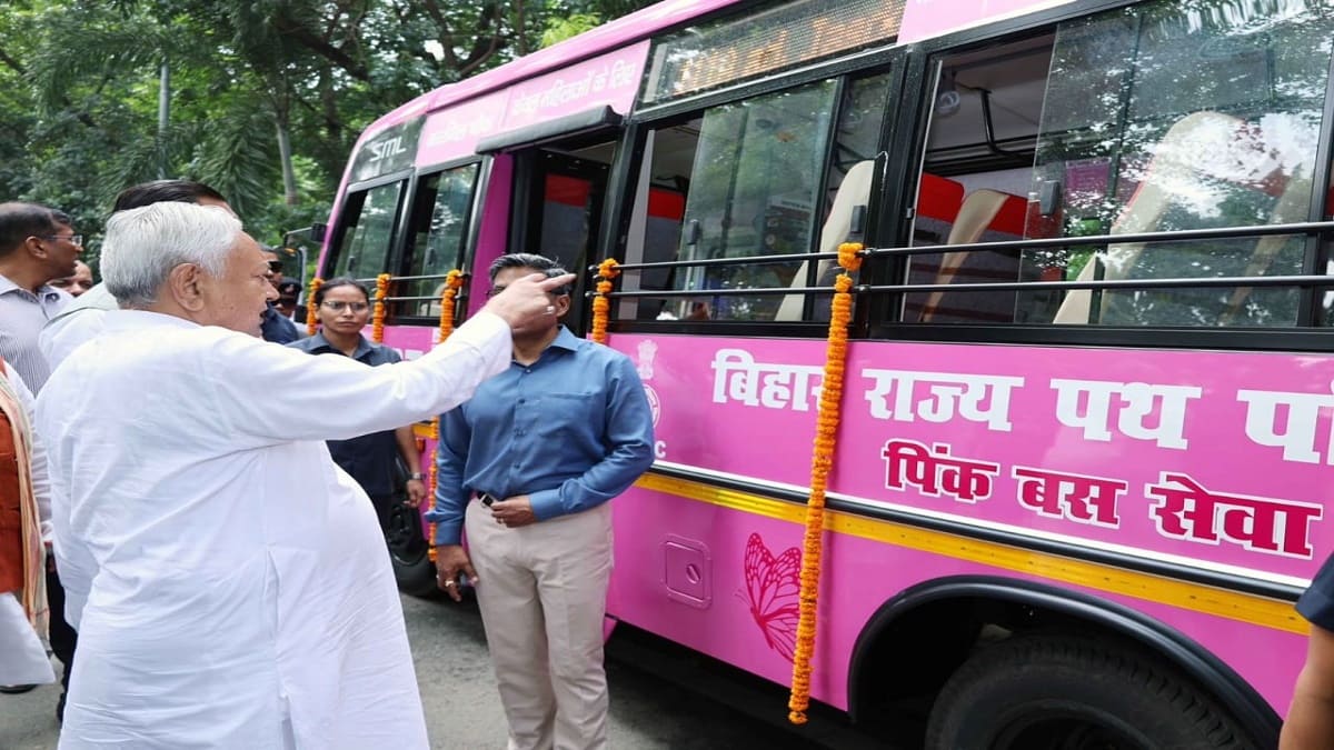 चुनावी साल में महिलाओं को सौगातों की झड़ी, नीतीश कुमार ने दी पिंक बस सेवा की सौगात, दूसरे चरण की हुई शुरुआत