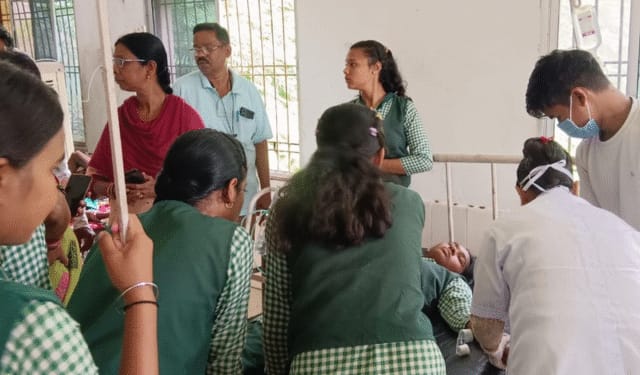 नुआपाड़ा : टीडी वैक्सीन के बाद दो स्कूली छात्राएं बीमार, अस्पताल में भर्ती