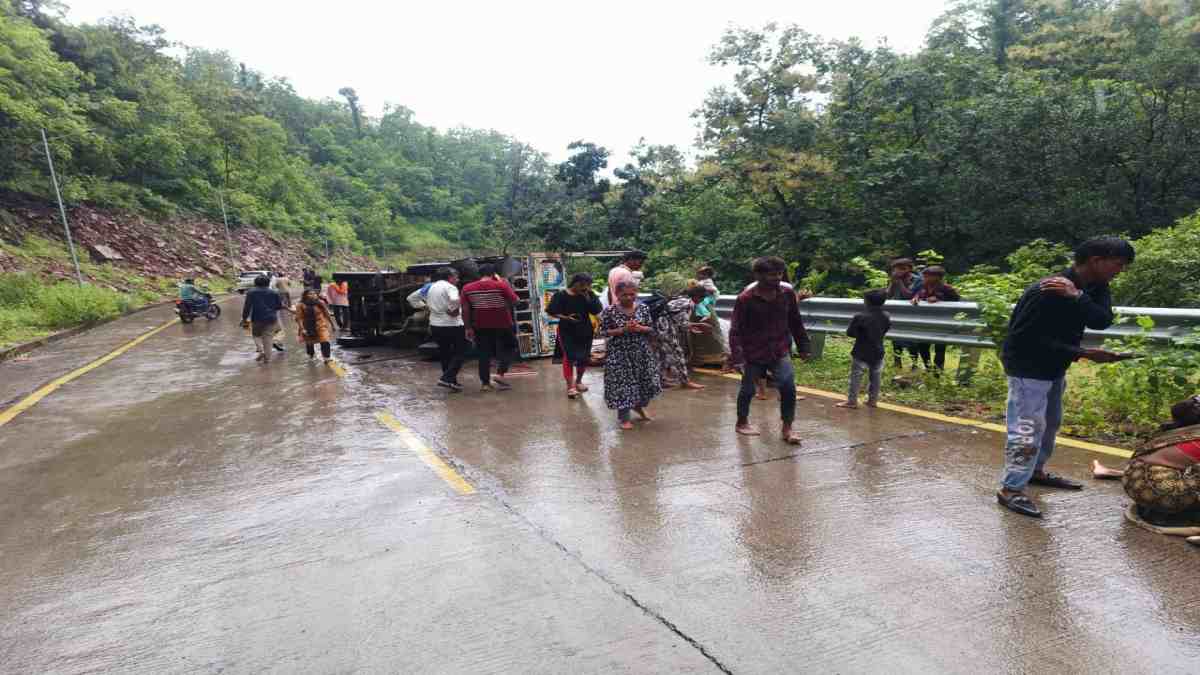 गणपति विसर्जन में बड़ा हादसा, श्रद्धालुओं से भरी पिकअप पलटी, 10 गंभीर घायल