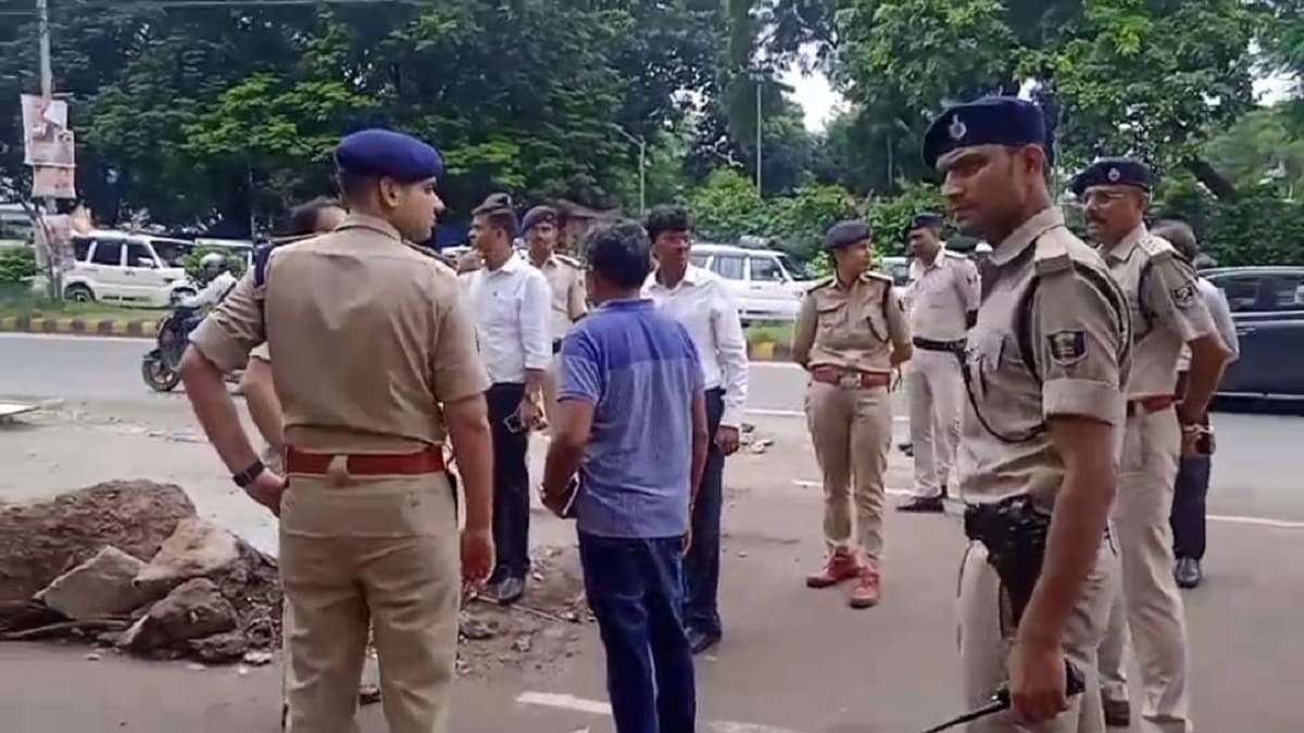 पटना में प्रदर्शन पर सख्ती, भाजपा-जदयू कार्यालय के बाहर प्रदर्शन करने पर हो सकती है परेशानी, DM ने किया निरीक्षण