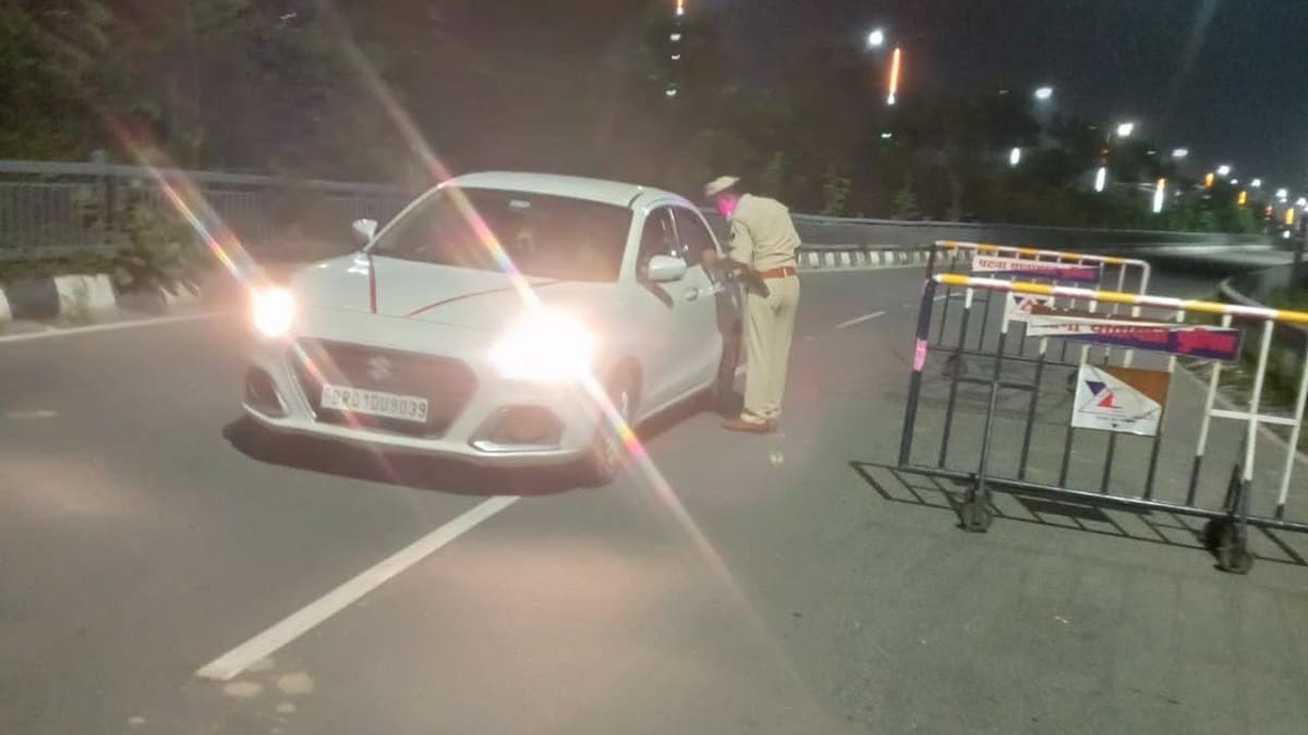 राजधानी में ट्रैफिक प्वाइंट पर नहीं मिले जवान, ड्यूटी से गायब मिलने पर 11 पुलिसकर्मियों पर गिरी गाज, ASI को किया निलंबित, 10 की काटी सैलरी