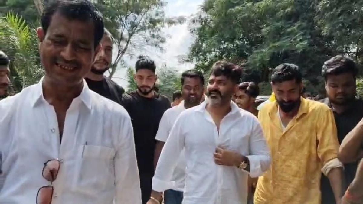 आचार संहिता उल्लंघन मामले में कोर्ट पहुंचे भोजपुरी अभिनेता पवन सिंह, सेल्फी लेते नजर है फैंस, जानें क्या है पूरा मामला