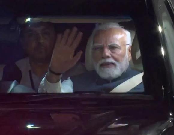 एक महीने में दूसरी बार कोलकाता पहुंचे पीएम मोदी, संयुक्त कमांडर सम्मेलन का करेंगे उद्घाटन : भारी संख्या में पहुंचे लोग