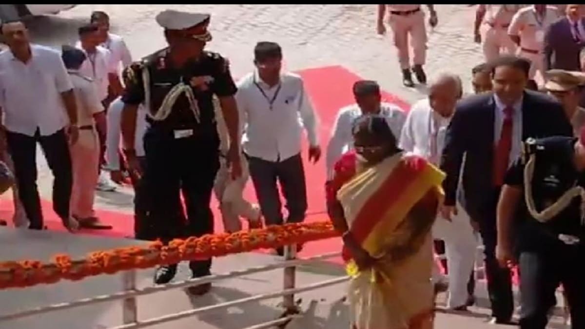 गयाजी पहुंचीं राष्ट्रपति द्रौपदी मुर्मू, विष्णुपद मंदिर में किया पिंडदान, तीन विशेष कक्षों में आयोजन