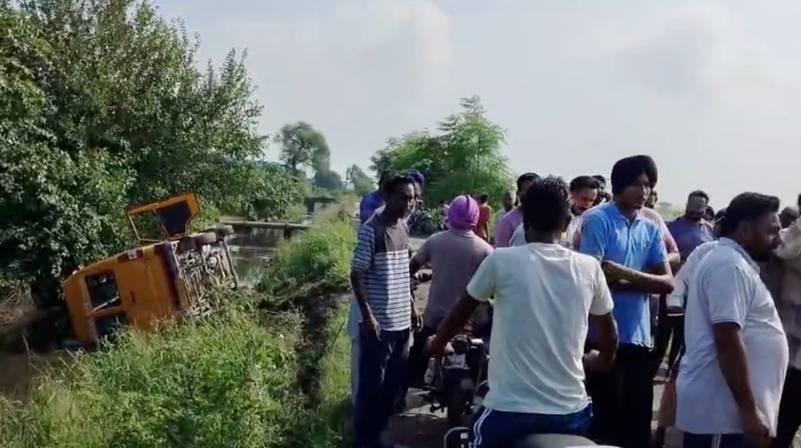 पंजाब में सड़क हादसा : स्कूल खुलते ही छात्रों को लेकर जा रही बस पलटी