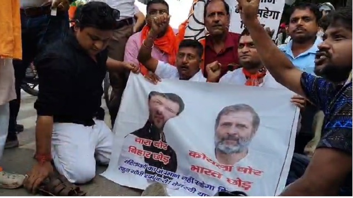 पीएम की मां के अपमान पर भड़के भाजपाई, बिहार बंद के दौरान नालंदा-कैमूर समेत कई जिलों में सड़क जाम, राहुल और तेजस्वी के पोस्टर पर जूते-चप्पल बरसाए