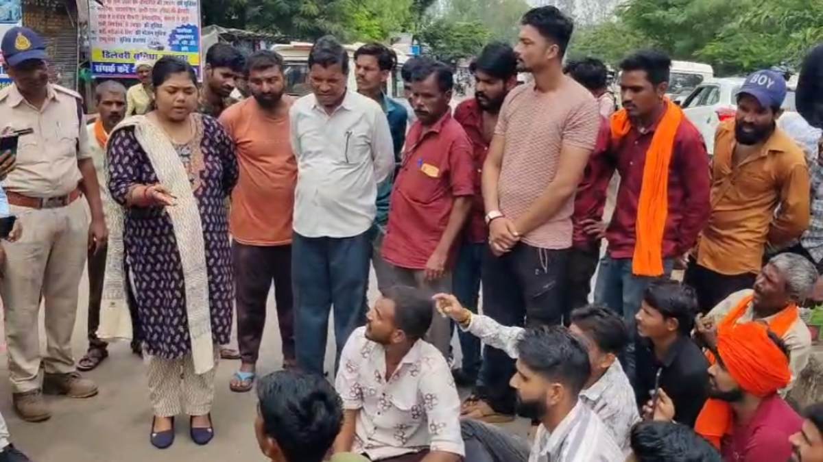 Raisen: जनसेवा अस्पताल परिसर में हंगामा, लोगों ने आयुष्मान कार्ड पर इलाज के पैसे मांगने का लगाया आरोप