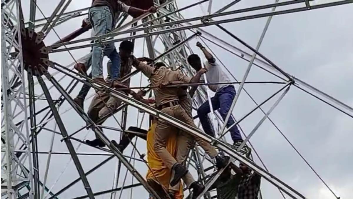 मेले में लगा झूला अचानक झुका, हवा में अटकी लोगों की सांस, सुपरहीरो की तरह पुलिस ने बचाई जान