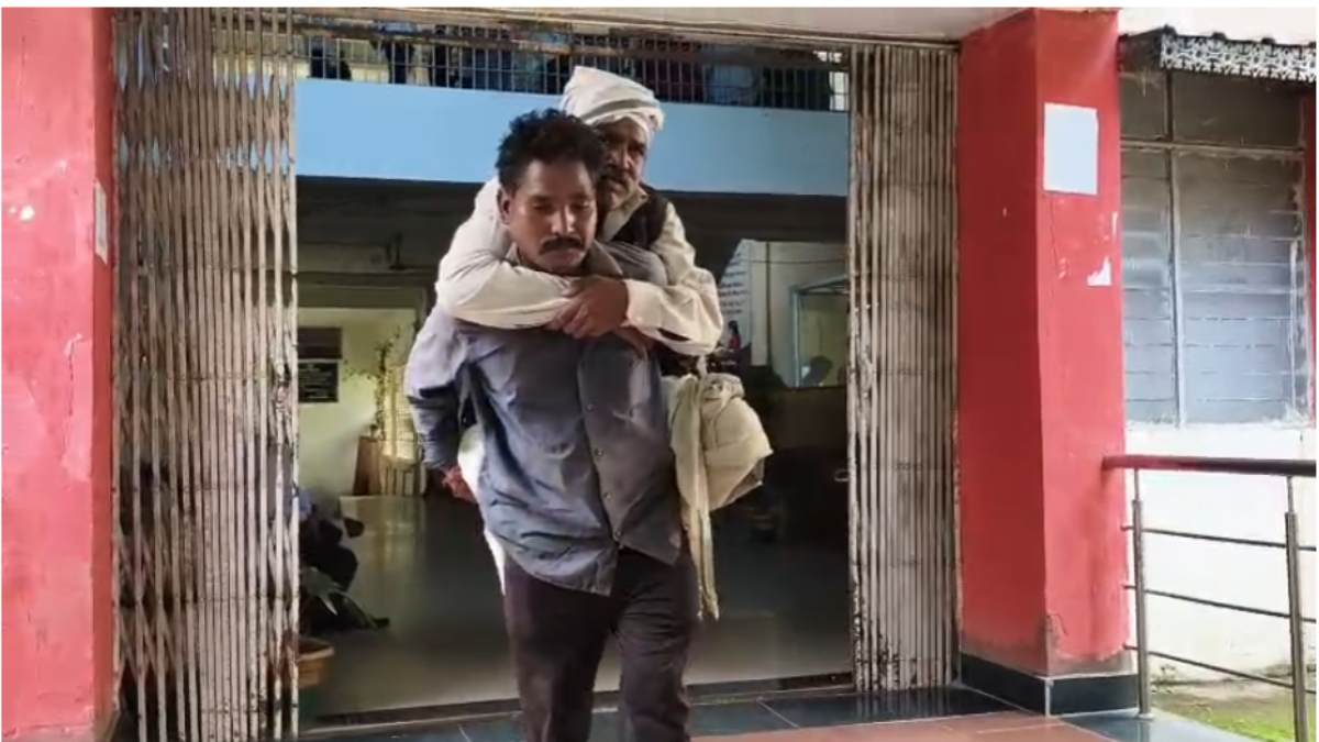 ‘साहब ट्राई साइकिल दे दीजिए’, दिव्यांग पिता को पीठ पर लादकर कलेक्ट्रेट पहुंचा बेटा, कहा- कई बार आवेदन दे चुका