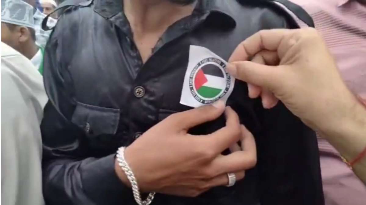 सीने पर फिलिस्तीन! ईद पर जुलूस के दौरान बवाल, युवकों ने Free Palestine के चिपकाए स्टिकर, बांटने वालों की तलाश में जुटी पुलिस