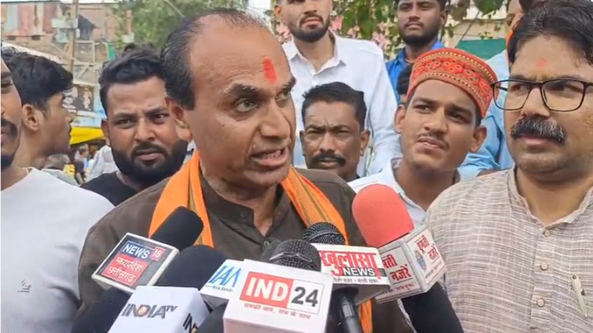 राजगढ़ में ISIS आतंकी की गिरफ्तारी पर बवाल, BJP बोली-जाकिर नाइक को गले लगाने वाले दिग्विजय सिंह की हो जांच
