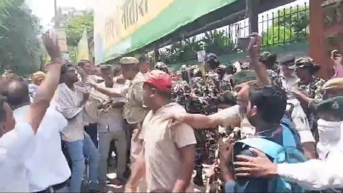 पटना में परिचारी संघ का उग्र प्रदर्शन, परीक्षा परिणाम जारी नहीं होने पर सरकार के खिलाफ फूटा गुस्सा, पुलिस ने किया लाठी चार्ज