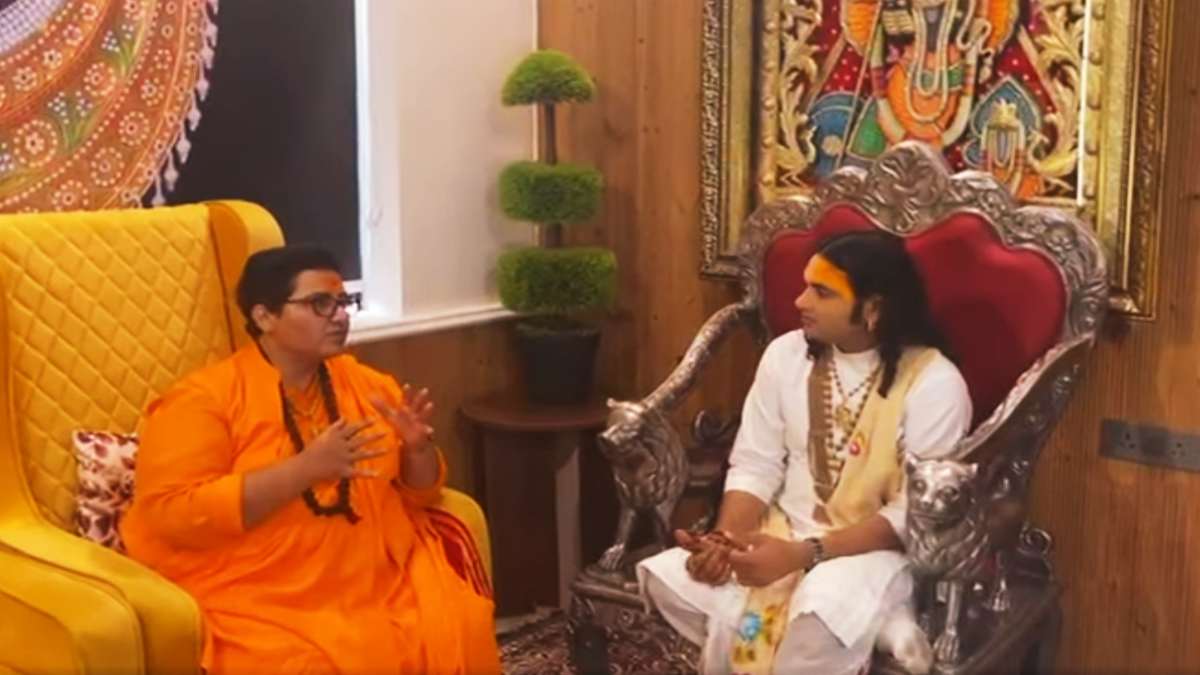 ‘संस्कार न मिलने पर अर्धनग्न रहती हैं लड़कियां’, लड़कियों के पहनावे पर बोलीं प्रज्ञा ठाकुर, अनिरुद्धाचार्य बोले- नग्नता की ओर जा रहा समाज