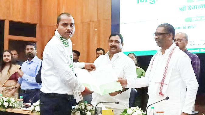 Jharkhand: CM हेमन्त सोरेन ने 300 सहायक आचार्यों को सौंपा नियुक्ति पत्र, सीएम बोले- शिक्षा से बदलेगा राज्य का भविष्य