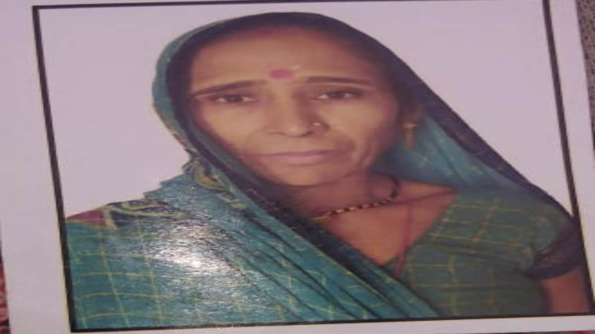 मेरी पति को बचाओ… कहते हुए खाट से भागी महिला, सदमे में तोड़ा दम, जमीन विवाद में जेल भेजने का आरोप 