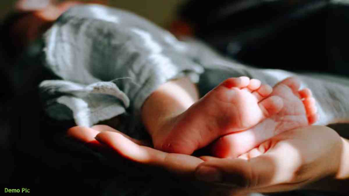 अस्पताल के बाहर दर्द से तड़पती रही गर्भवती, नहीं आया स्टाफ, एंबुलेंस में दिया बच्चे को जन्म