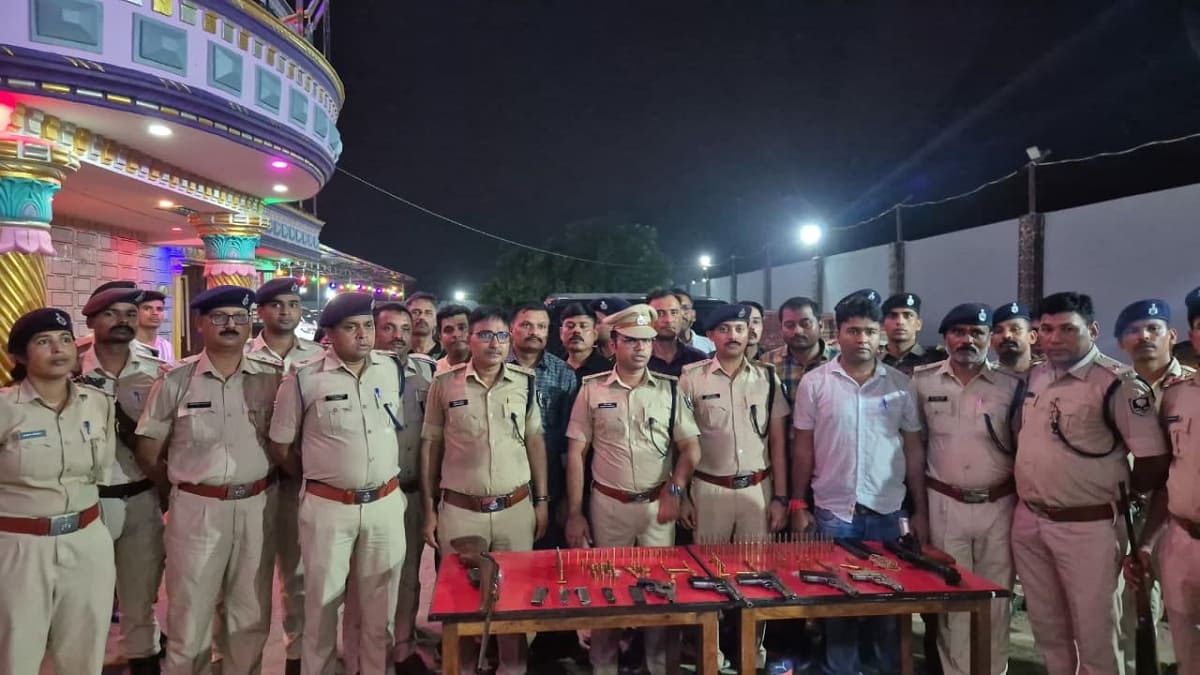 मुखिया पति के घर छापेमारी, भारी मात्रा में हथियार और लग्जरी गाड़ियां जब्त, पूरे इलाके की नाकाबंदी कर चलाया सर्च ऑपरेशन