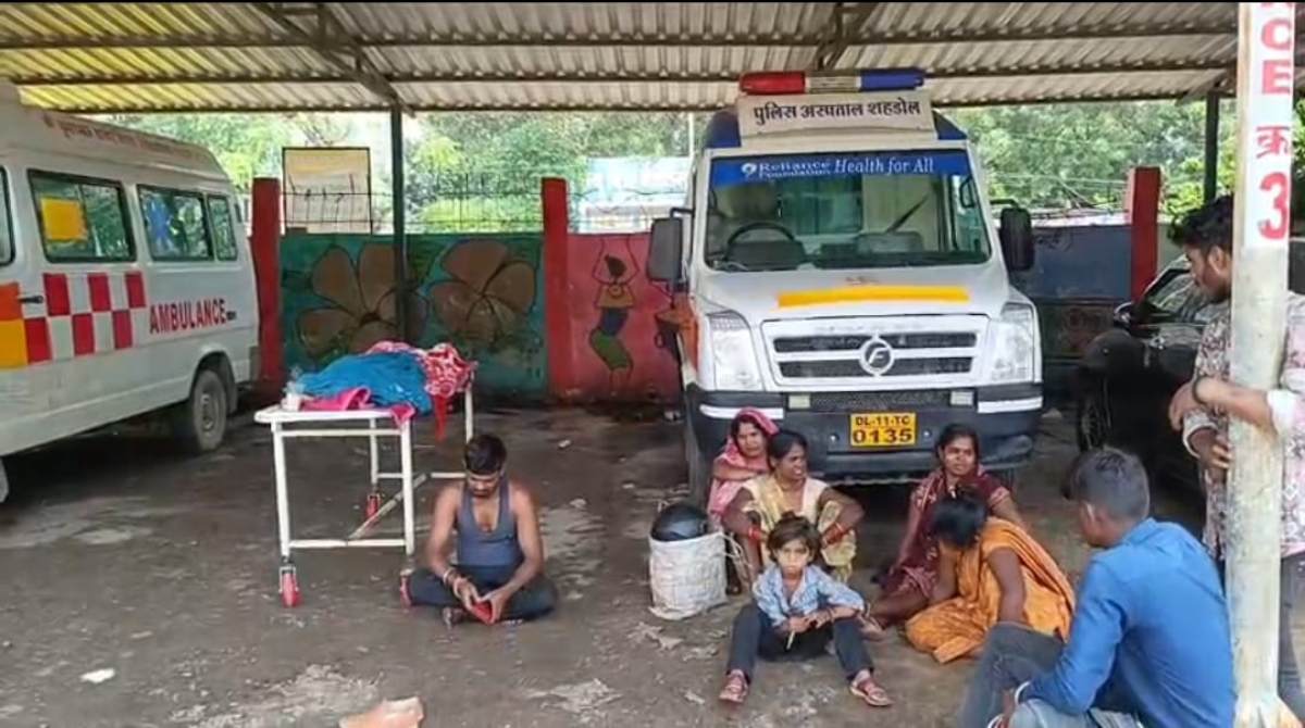 मानवता पर भारी सरकारी दावे! शहडोल जिला अस्पताल में शव वाहन सेवा ठप, 5 घंटे लाचार बैठे रहे परिजन
