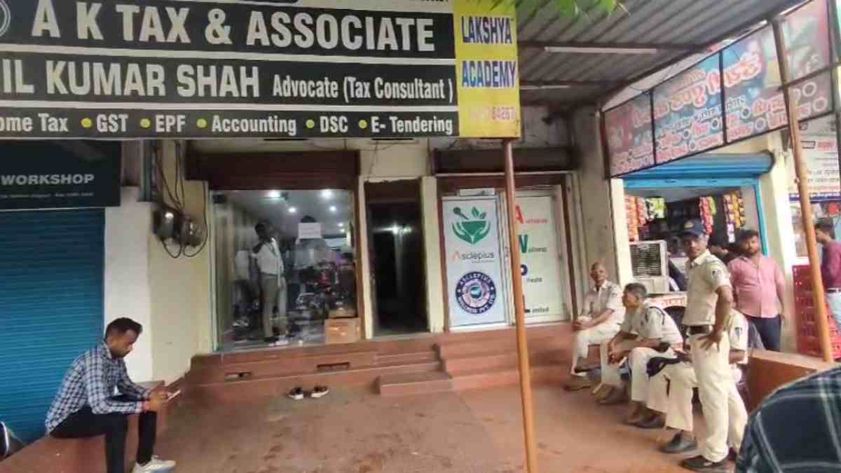 कोयला ट्रांसपोर्टरों के ठिकानों पर छापा: EOW और GST टीम ने एक साथ कई जगह दी दबिश, ऑफिस छोड़कर फरार हुए संचालक