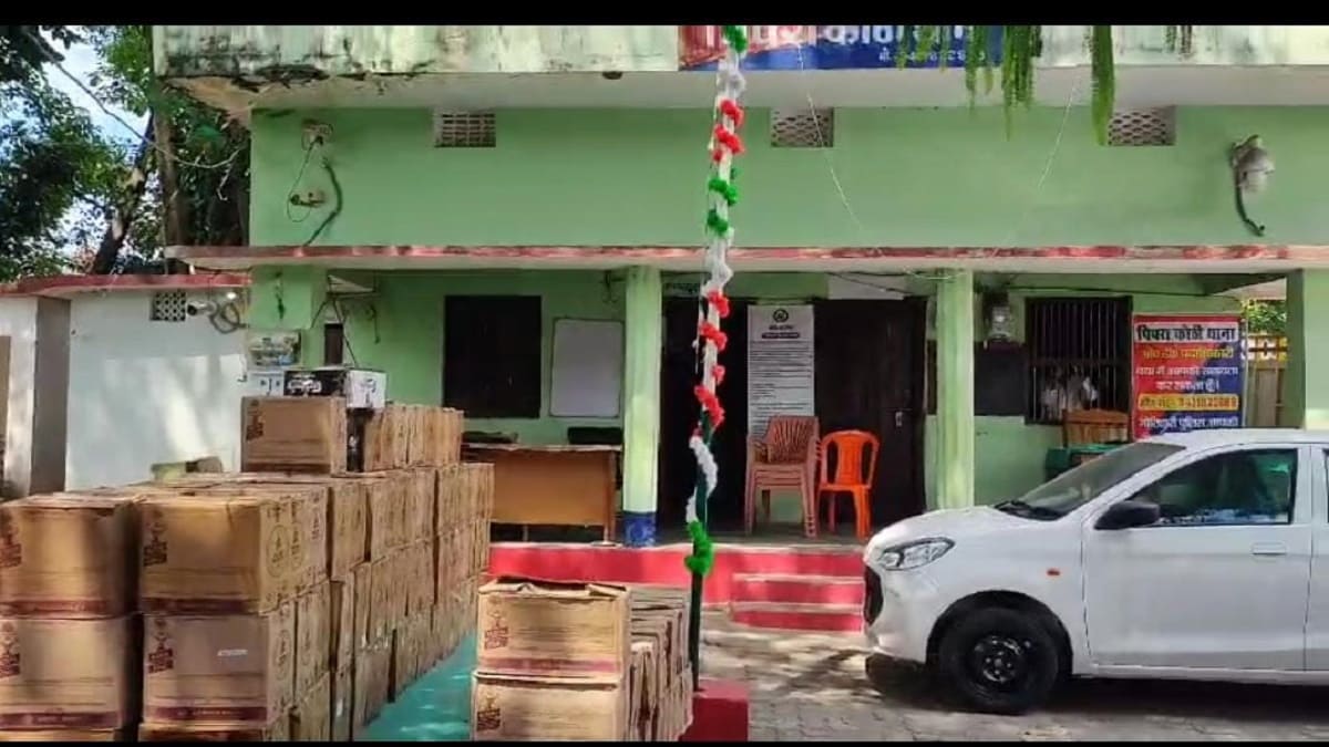 शराबबंदी वाले बिहार में नया तस्करी का खेल, लग्जरी कारों के कंटेनर में पकड़ी गई 15 लाख की शराब
