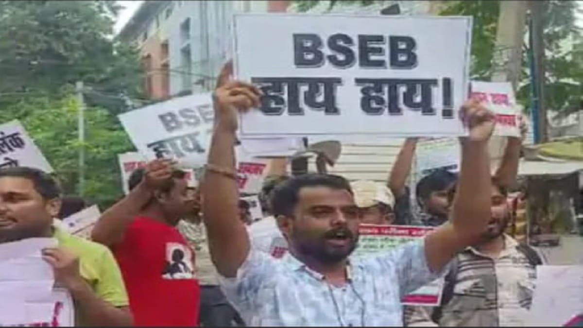 STET 2025 आवेदन प्रक्रिया अचानक स्थगित, नाराज अभ्यर्थियों का बिहार बोर्ड मुख्यालय पर प्रदर्शन का ऐलान