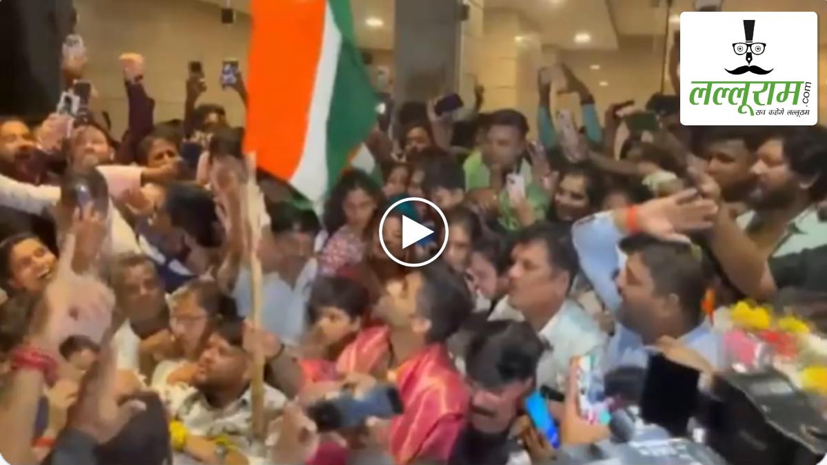 एशिया कप 2025 जीतकर भारत लौटे टीम इंडिया के कप्तान सूर्यकुमार यादव, मुंबई में हुआ शानदार स्वागत, देखें VIDEO