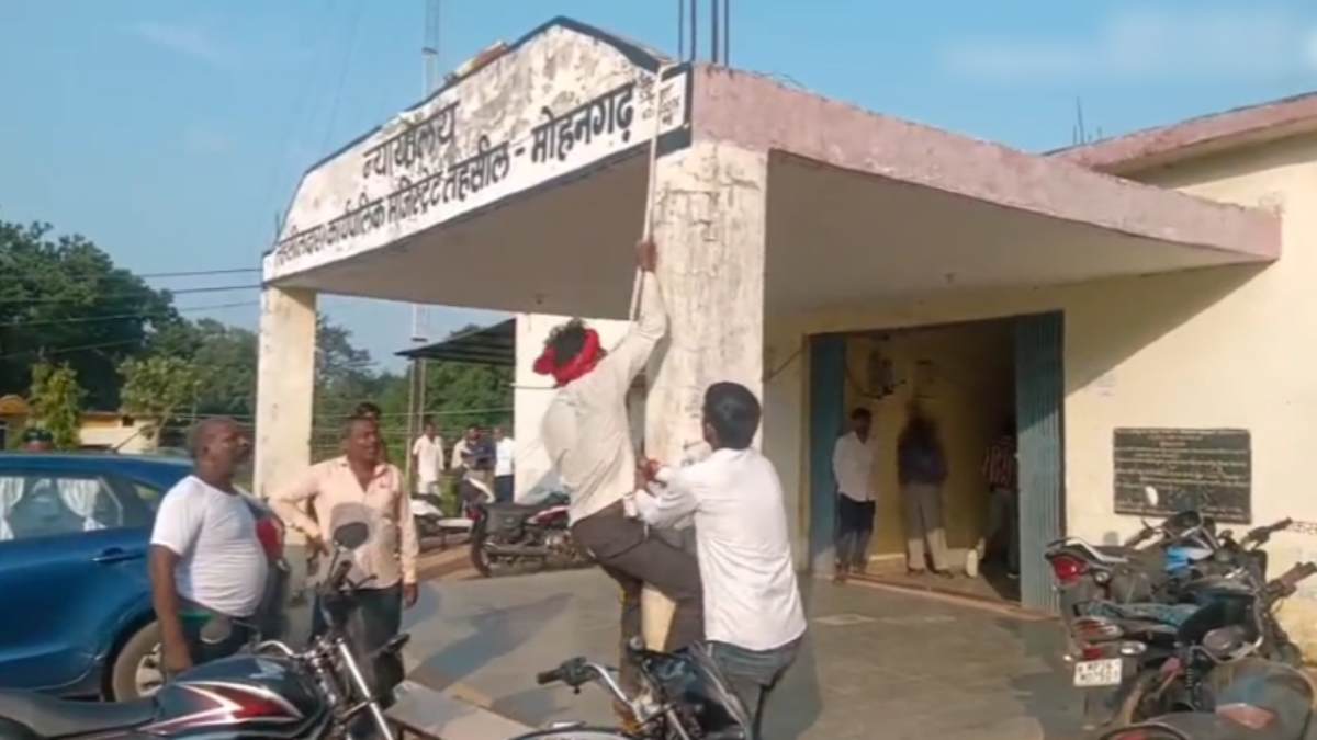 तहसील के गेट पर फांसी लगाने की कोशिश, डिप्टी कमिश्नर से मिलने से रोकने पर किसान ने मचाया बवाल, Video Viral