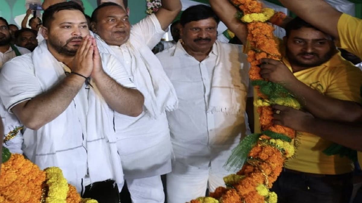 तेजस्वी यादव बोले- सरकार बदलिए, रोजगार पाइए, अब नीतीश की हालत नहीं है बिहार चलाने की, कार्यक्रम में पहनाया गया सोने का मुकुट